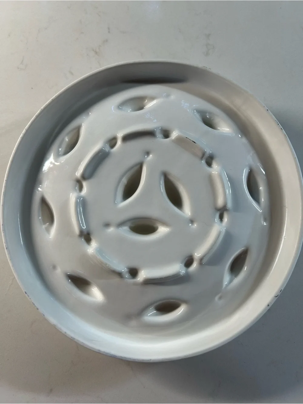 Slow-feeding treats dish for cats